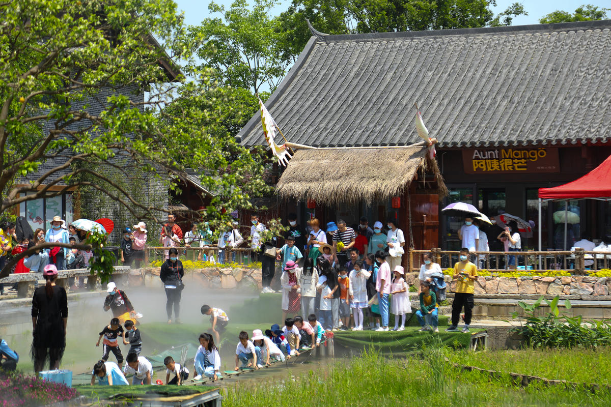 五一假期首日沔陽小鎮迎客潮 賽龍舟、逛樂園、賞煙花、品美食引爆旅游熱潮